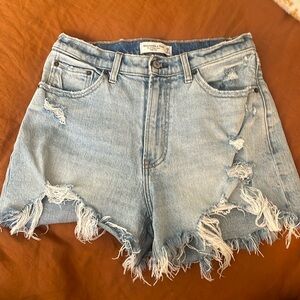 Abercrombie & Fitch Curve Love Jean Shorts | 4” Mom Short High Rise